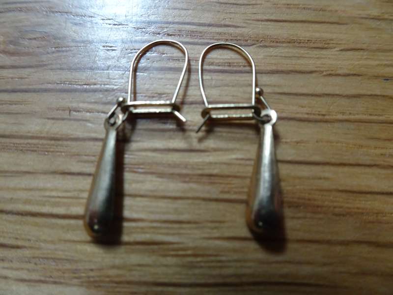 Gorgeous Pair Of 9ct Gold Tear Drop Women's Earrings - Clearly Marked 9ct - 0.4 Gram
