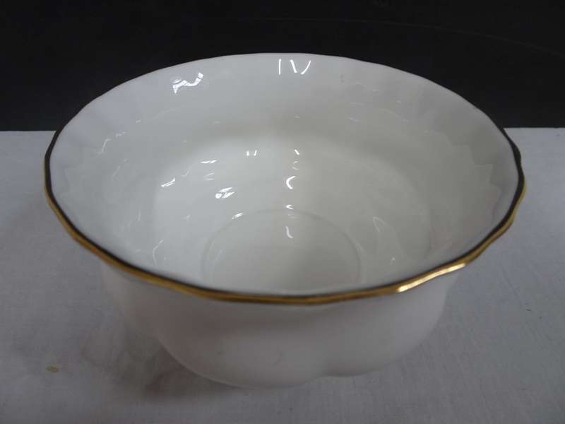 Beautiful Vintage Royal Albert Bone China `Val D'Or` Sugar Bowl - In Excellent Condition