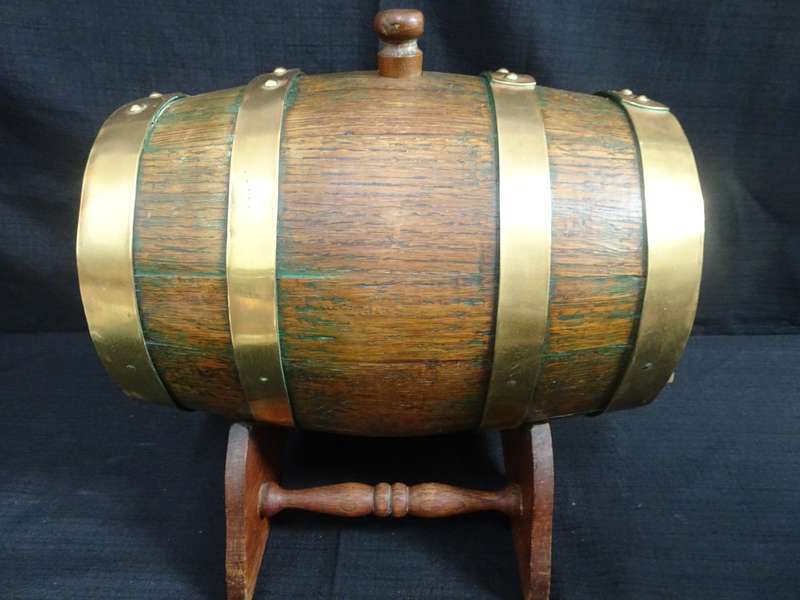 Stunning Vintage Small Oak Barrel With Brass Tap On Stand - In Good Condition