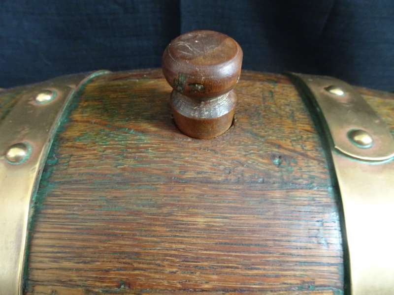 Stunning Vintage Small Oak Barrel With Brass Tap On Stand - In Good Condition