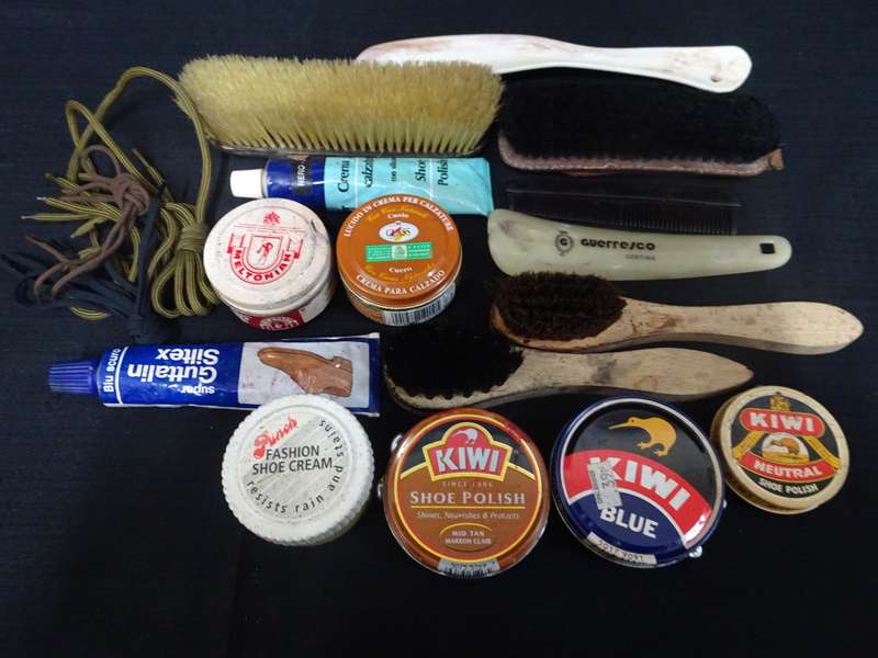 Stunning Vintage Wooden Shoe Shine Box With Accessories - See My Description
