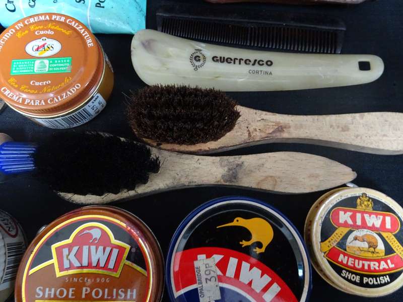 Stunning Vintage Wooden Shoe Shine Box With Accessories - See My Description