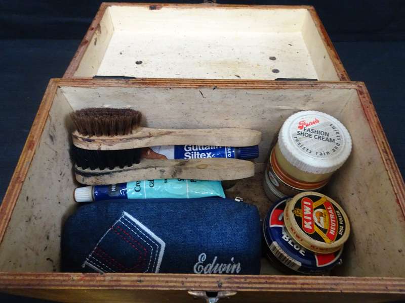 Stunning Vintage Wooden Shoe Shine Box With Accessories - See My Description