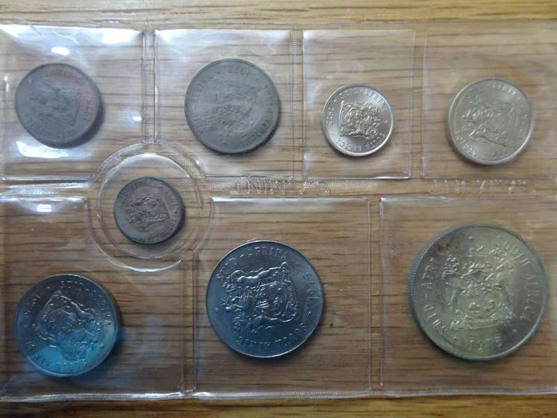 Republic Of South Africa Unculated 1975 Mint Pack (Silver R1) - In Excellent Condition