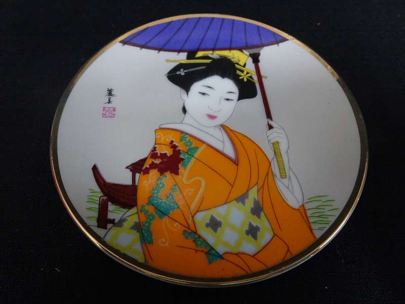 Vintage Hand Painted Porcelain Japanese Geisha Girl Decorative Plate - In Excellent Condition