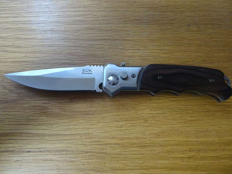 Stunning Flick Hunting Pocket Knife - In Very Good Condition