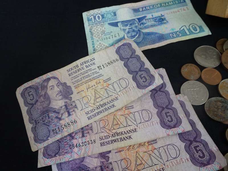 Very Large Collection Of South Africa And International Coins And Notes - View Images