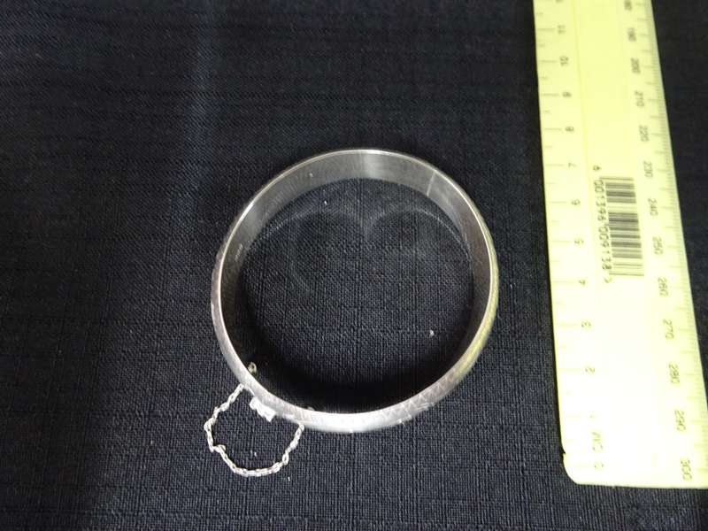 Beautiful Vintage Sterling Silver .925 Hollow Bangle Dim 6 cm- 16.1 grams - Good condition