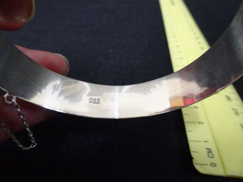 Beautiful Vintage Sterling Silver .925 Hollow Bangle Dim 6 cm- 16.1 grams - Good condition