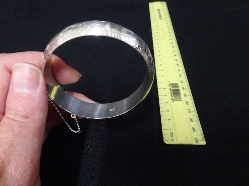 Beautiful Vintage Sterling Silver .925 Hollow Bangle Dim 6 cm- 16.1 grams - Good condition