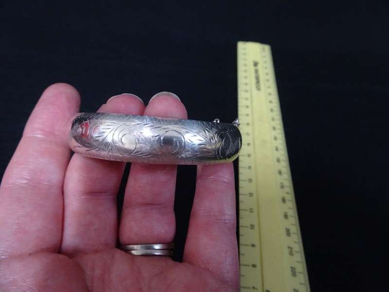 Beautiful Vintage Sterling Silver .925 Hollow Bangle Dim 6 cm- 16.1 grams - Good condition
