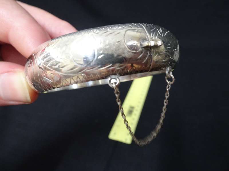 Beautiful Vintage Sterling Silver .925 Hollow Bangle Dim 6 cm- 16.1 grams - Good condition