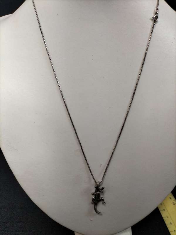 Stunning Sterling Siver 925 Necklace With Lizard Pendant 7.3g in Great Condition