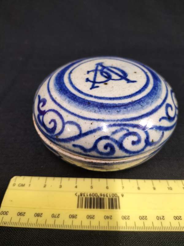 Beautiful V.O.C Antique Blue Embroidered Porcelain Holder ( Reproduction) - Good Condition