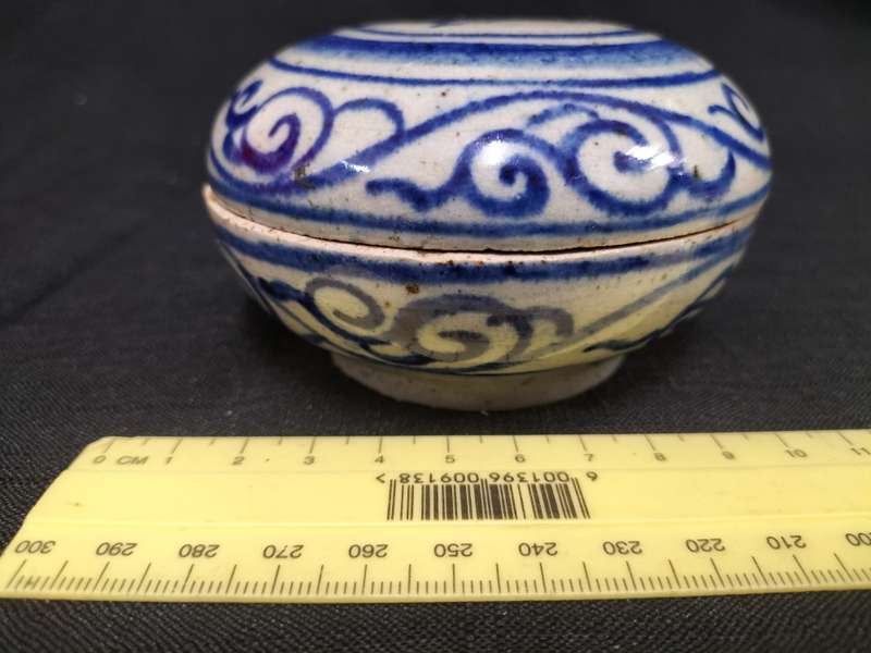 Beautiful V.O.C Antique Blue Embroidered Porcelain Holder ( Reproduction) - Good Condition