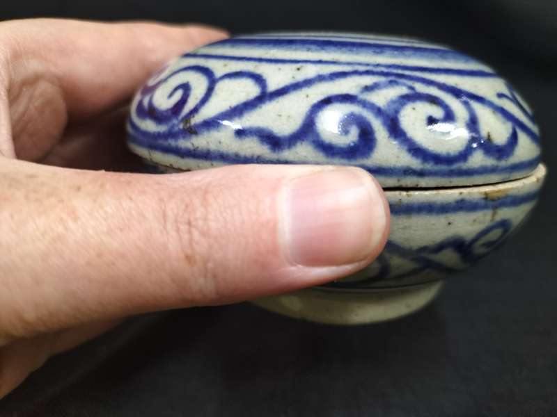 Beautiful V.O.C Antique Blue Embroidered Porcelain Holder ( Reproduction) - Good Condition