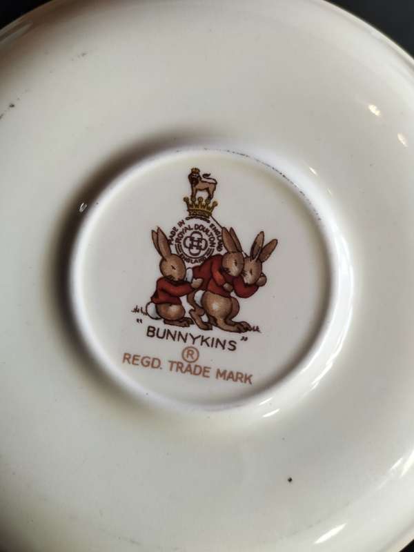 Beautiful Vintage Royal Doulton Bunnykins  - Watching Tv - Heavy Baby Plate -Made in England