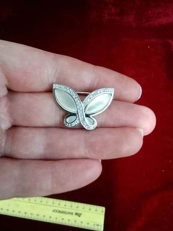 Beautiful 925 Sterling Silver Butterfly- Shaped Brooch With Small Clear Stones - 5.0 Gram
