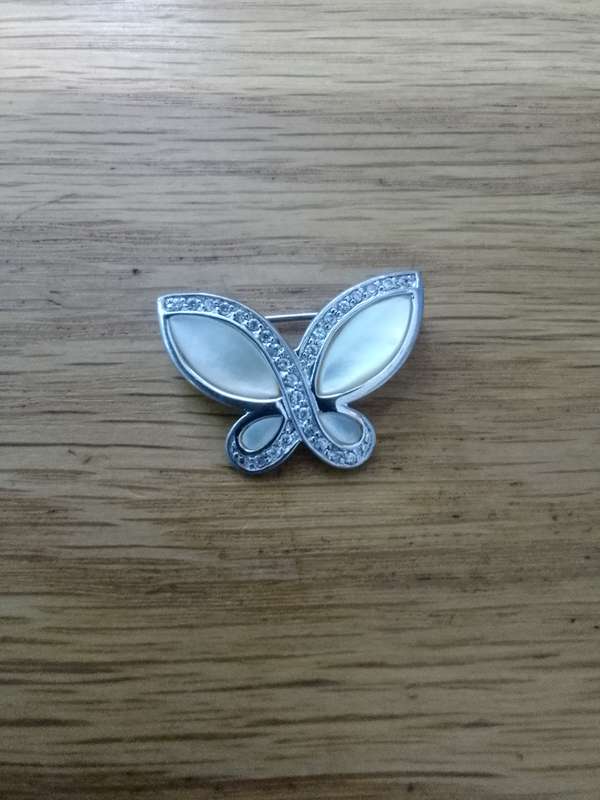 Beautiful 925 Sterling Silver Butterfly- Shaped Brooch With Small Clear Stones - 5.0 Gram