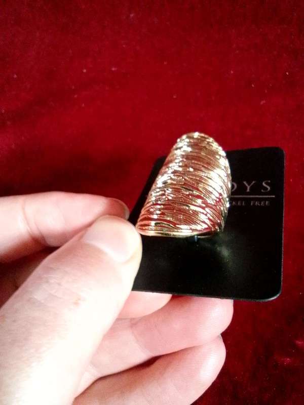 Stunning Ladies Gold Coloured Party Ring - Elongated And Shield Shaped - Excellent Condition