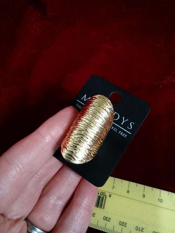 Stunning Ladies Gold Coloured Party Ring - Elongated And Shield Shaped - Excellent Condition