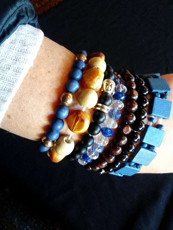 Collection Of Seven Stunning Woman's Different Styles Of Stretch Arm Bracelets- Excellent Condition