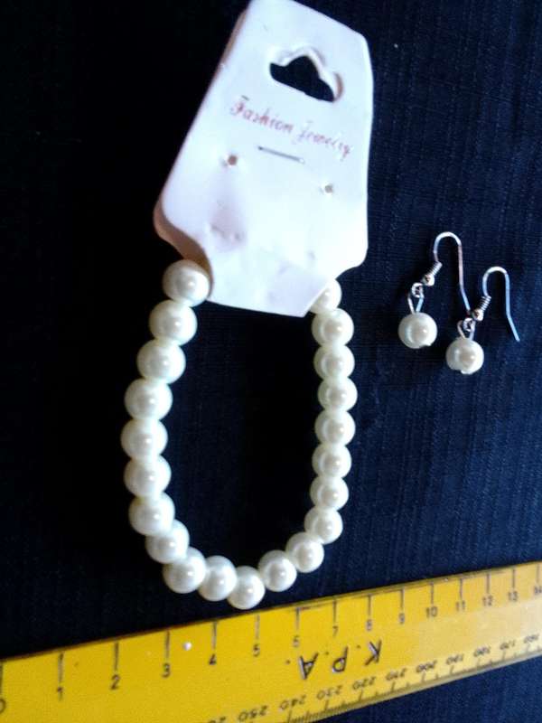 Beautiful Set Of Costume Jewelry Pearl Earrings And Stretch Bracelet -Excellent Condition