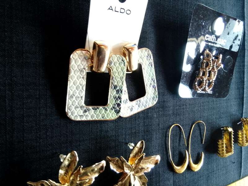 Collection Of Five Stunning Woman's Different Styles Of Earrings - Excellent Condition