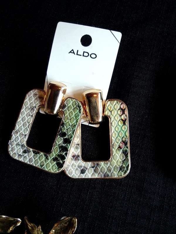 Collection Of Five Stunning Woman's Different Styles Of Earrings - Excellent Condition