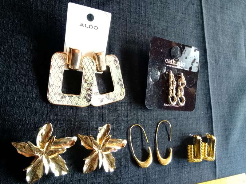 Collection Of Five Stunning Woman's Different Styles Of Earrings - Excellent Condition
