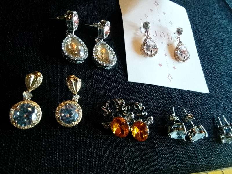 Collection Of Six Stunning Woman's Different Styles Of Earrings - Excellent Condition