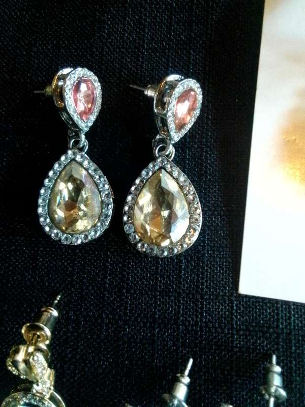 Collection Of Six Stunning Woman's Different Styles Of Earrings - Excellent Condition