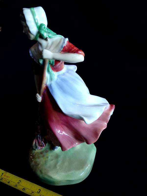 Rare Vintage Royal Doulton Figurine -Autumn HN2087 -Woman With Broom-Made In England - H-18.5cm