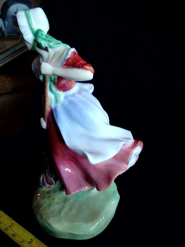 Rare Vintage Royal Doulton Figurine -Autumn HN2087 -Woman With Broom-Made In England - H-18.5cm