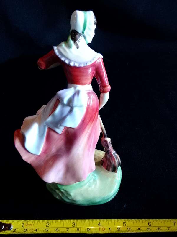Rare Vintage Royal Doulton Figurine -Autumn HN2087 -Woman With Broom-Made In England - H-18.5cm