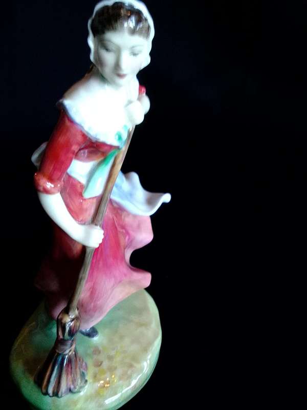 Rare Vintage Royal Doulton Figurine -Autumn HN2087 -Woman With Broom-Made In England - H-18.5cm