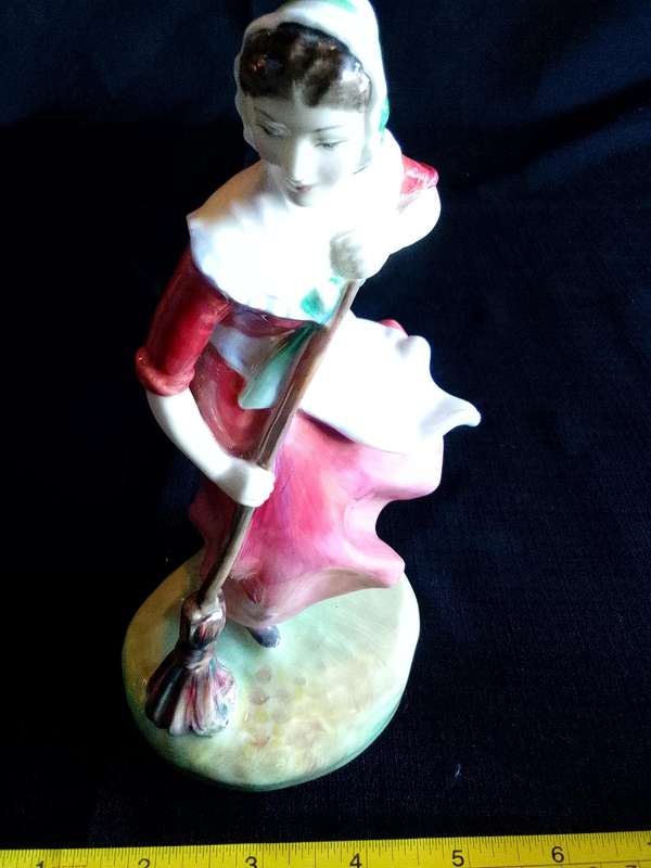 Rare Vintage Royal Doulton Figurine -Autumn HN2087 -Woman With Broom-Made In England - H-18.5cm