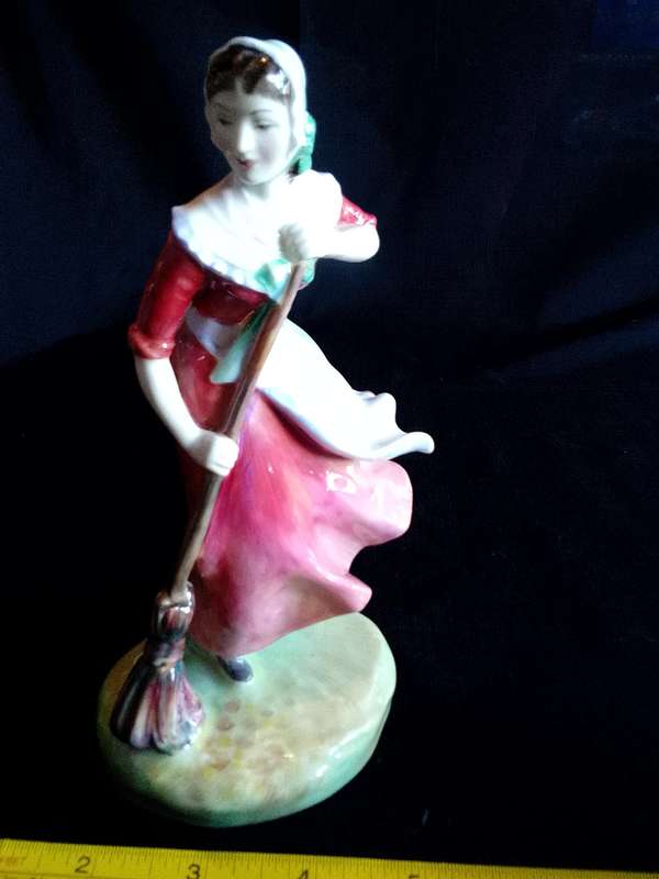 Rare Vintage Royal Doulton Figurine -Autumn HN2087 -Woman With Broom-Made In England - H-18.5cm