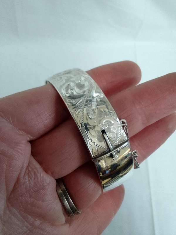Beautiful Vintage Hallmarked Solid Sterling Silver Engraved Hinged Clasp Bangle 57.6g-Good Condition