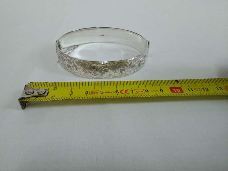 Beautiful Vintage Hallmarked Solid Sterling Silver Engraved Hinged Clasp Bangle 57.6g-Good Condition