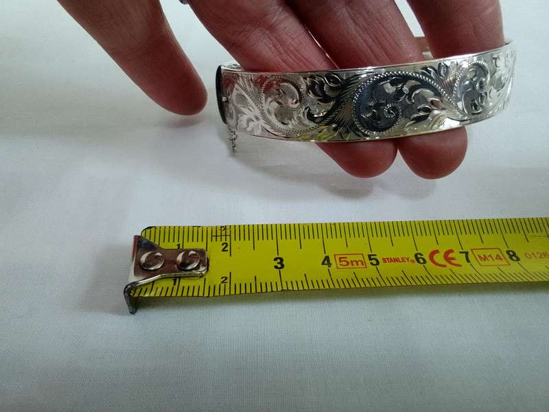 Beautiful Vintage Hallmarked Solid Sterling Silver Engraved Hinged Clasp Bangle 57.6g-Good Condition