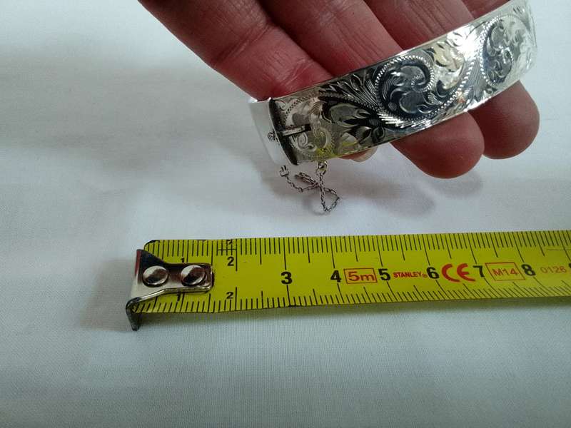 Beautiful Vintage Hallmarked Solid Sterling Silver Engraved Hinged Clasp Bangle 57.6g-Good Condition