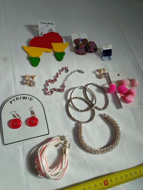 Collection Of Stunning Woman's Different Styles Of Earrings And Bangles - Excellent Condition