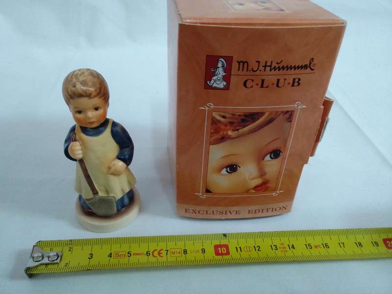 Stunning Vintage Goebel M.J Hummel "Garden Treasures" Club Figurine Hum727 - Made In Germany