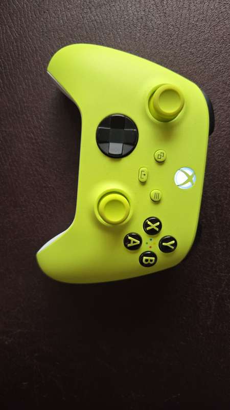 Xbox series S 512 GB with 3 Controllers