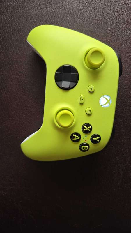 Xbox Series S 512GB + 3 Controllers