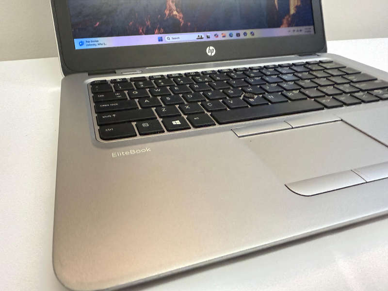 HP ELITEBOOK 820 G4 LAPTOP CORE i5 7300U 2.6GHZ 8GB RAM 320GB HDD WIN 11 PRO - DP PORT FAULTY