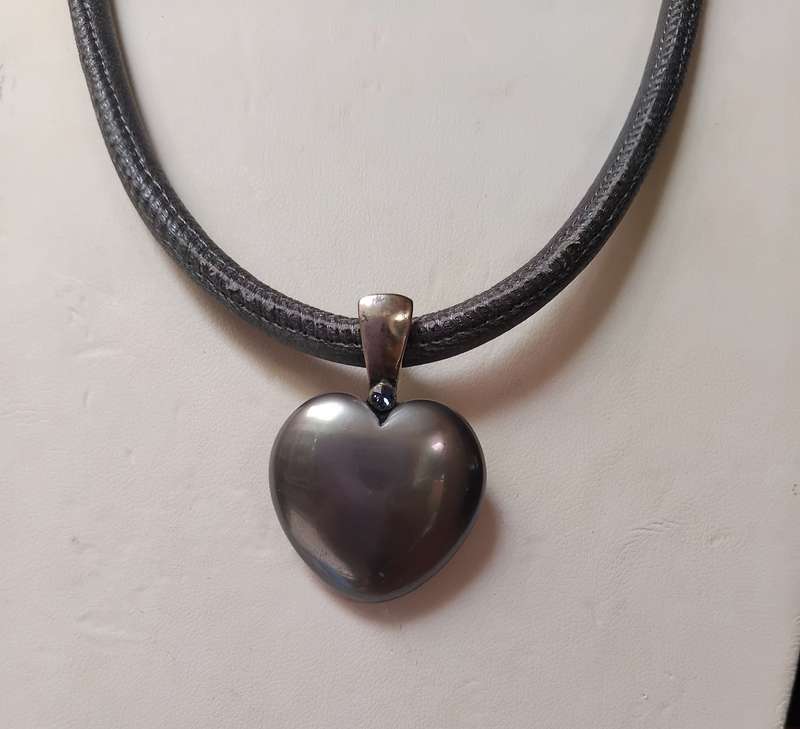 Miglio grey leather necklace with grey shell pearl enhancer