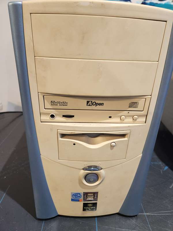 Pentium 4  branded Vogon case - Generic pc (lot 2 of 2)