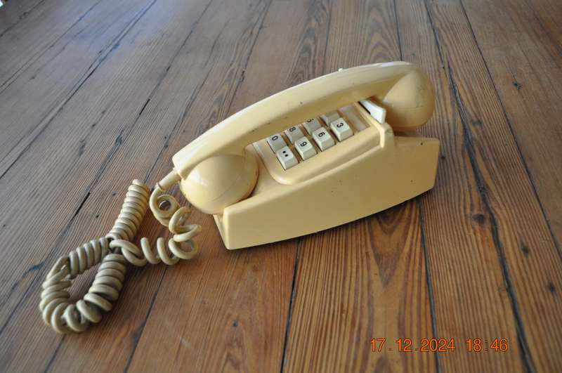 Vintage 80s Push Button Phone